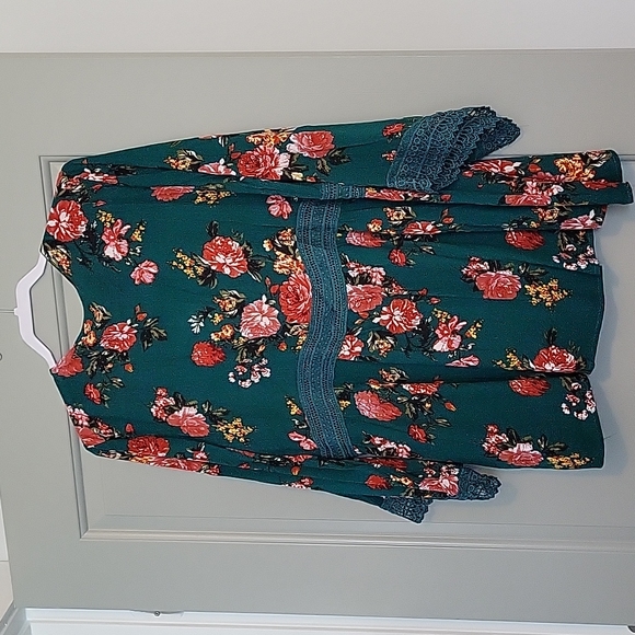 NWT! Lovely 1X Teal/ Floral 3/4 Sleeve Blouse with Lace Detail - Picture 3 of 4